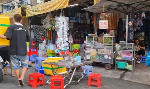 Một quán ăn chiếm cả lòng đường để kinh doanh ở địa bàn quận 4. TP Hồ Chí Minh. Ảnh: PV