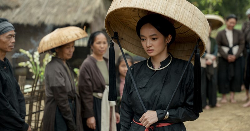 Kaity Nguyễn cùng áo ngũ thân và nón ba tầm trong phim Người vợ cuối  cùng