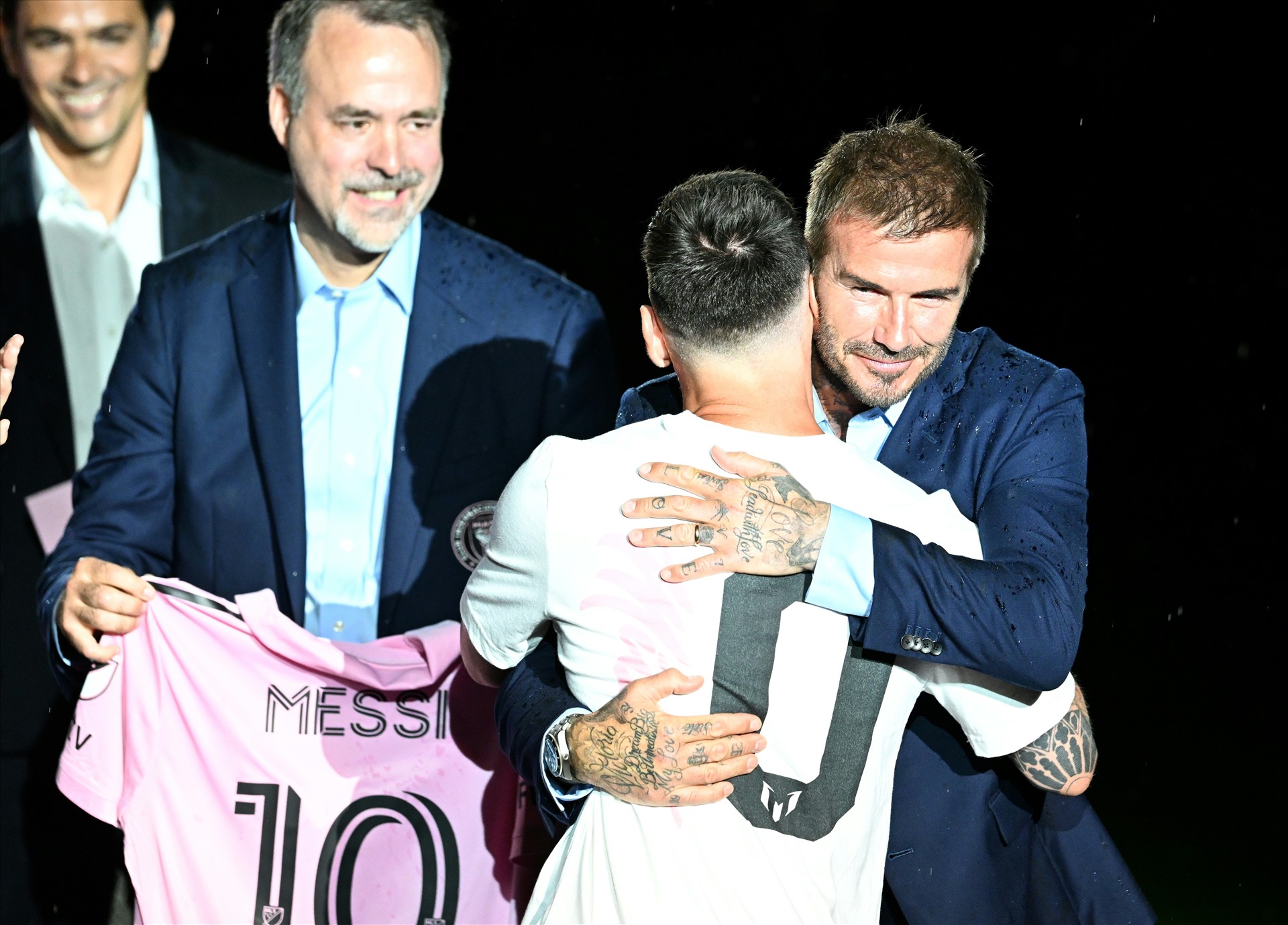 Lionel Messi và chủ tịch David Beckham trong buổi lễ ra mắt ở Inter Miami. Ảnh: AFP