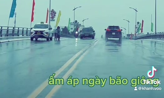 Hình ảnh xe taxi chắn gió, mưa cho cụ già được đăng tải trên mạng xã hội. Ảnh: NVCC