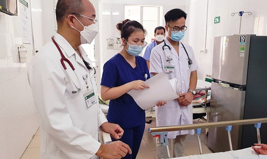 Bác sĩ Bệnh viện Bạch Mai thăm khám cho bệnh nhân sốt xuất huyết. Ảnh: Khánh Linh