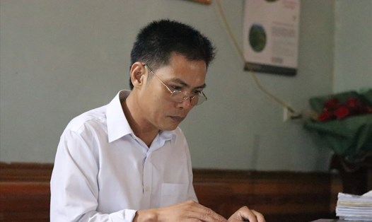 Sau một thời gian miệt mài đèn sách, ông Đặng Văn Ảnh - trưởng thôn 46 tuổi ở Hà Tĩnh đã  đậu tốt nghiệp THPT. Ảnh: Trần Tuấn.