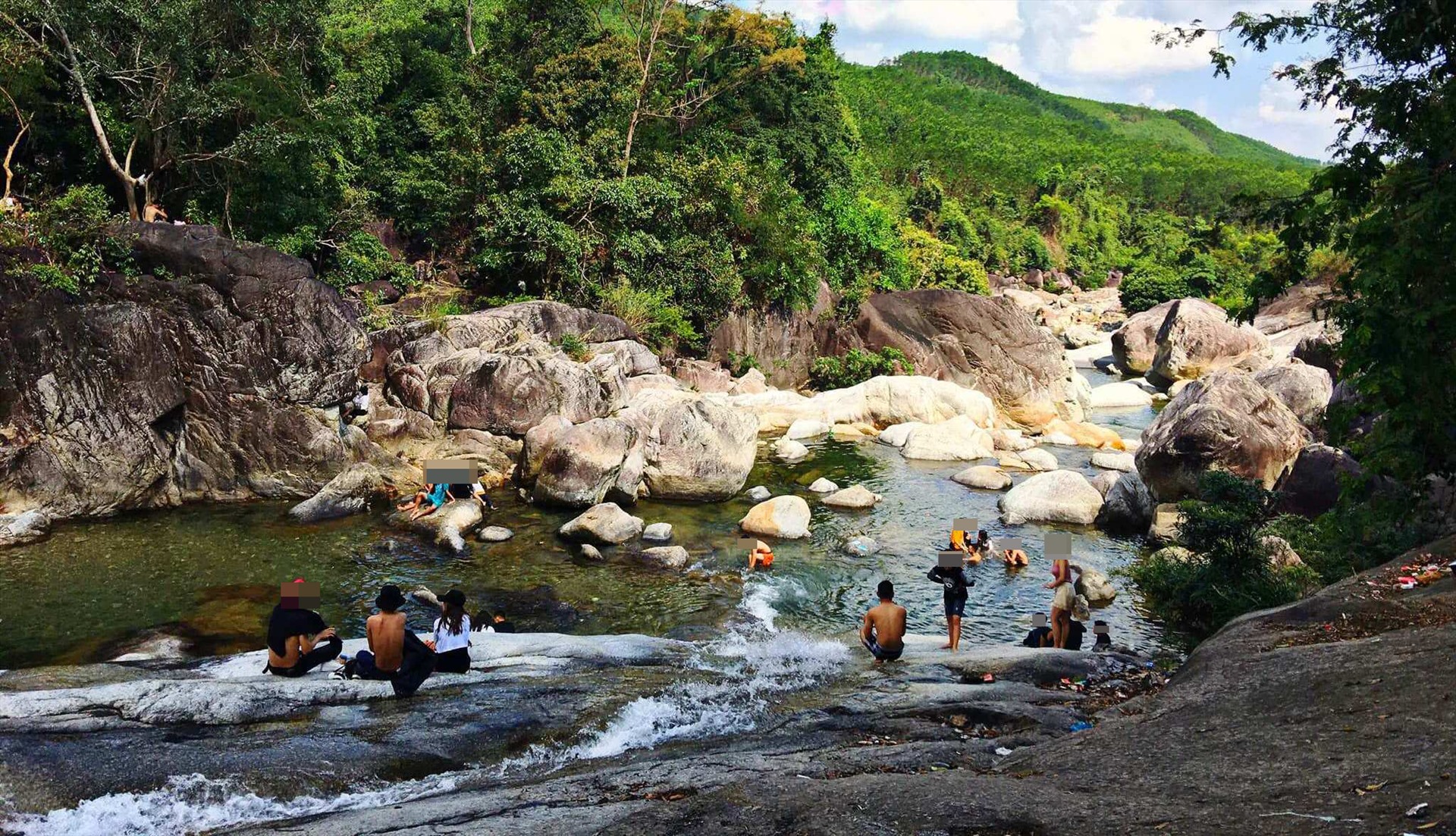 Suối Trà Bói, xã Trà Giang, huyện Trà Bồng có nhiều vách đá cao, xoáy nước sâu, nên đã có nhiều vụ đuối nước xảy ra. Ảnh: Lê Nhi
