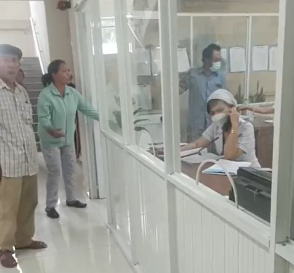 Người nhà bệnh nhân bức xúc tại bệnh viện. Ảnh cắt từ video