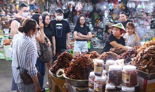 Du khách mua bán tại chợ Cồn (TP Đà Nẵng). Ảnh: Mai Hương
