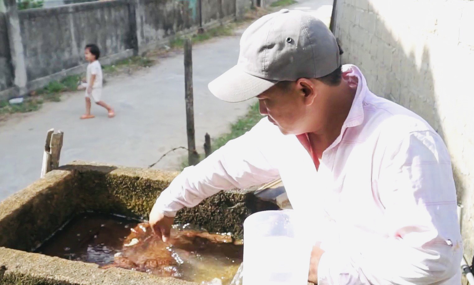 Được bố trí hơn 800 lô tái định cư nhưng người dân Duy Xuyên, Quảng Nam không mặn mà vào ở vì Khu TĐC không đảm bảo điều kiện sinh hoạt tối thiểu. Trong ảnh, nguồn nước từ giếng bơm tại địa phương bị nhiễm phèn nặng. Ảnh Hoàng Bin. 