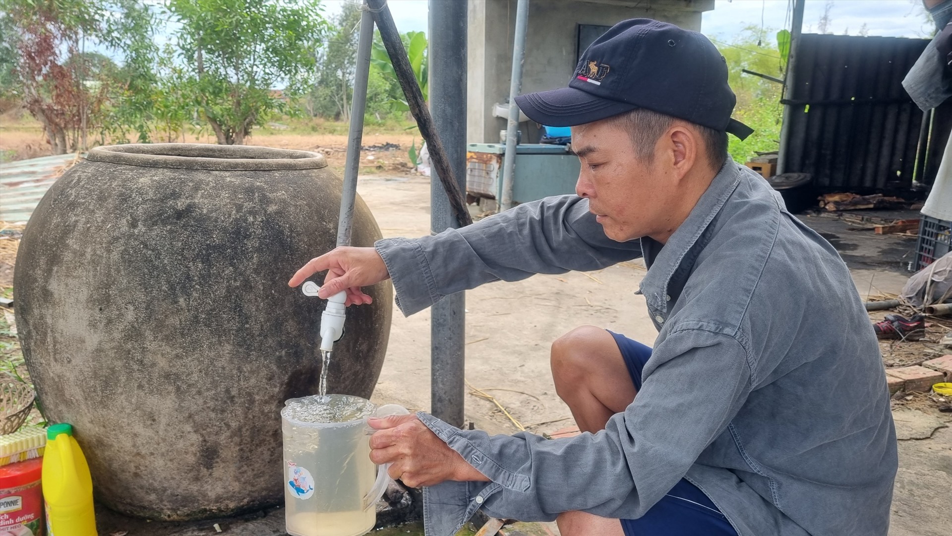 Việc người dân sử dụng nước nhiễm phèn dù đã về nơi tái định cư mới là thực tế bất cập, tồn tại kéo dài ở các khu TĐC trên địa bàn huyện Duy Xuyên, Quảng Nam hiện nay. Ảnh Hoàng Bin