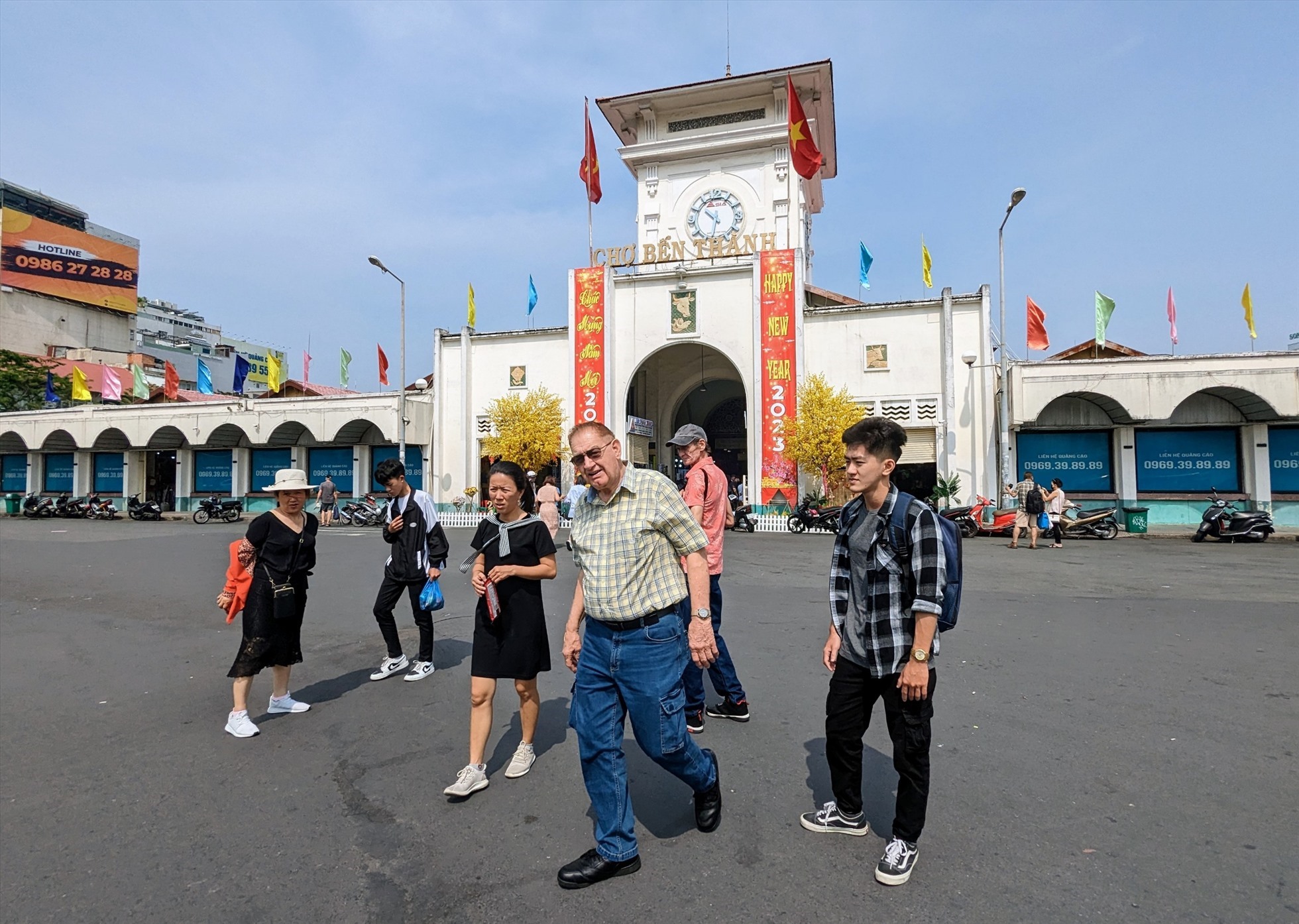 Khách du lịch trước cổng chính của chợ Bến Thành, TPHCM hồi tháng 2.2023. Ảnh: Anh Tú