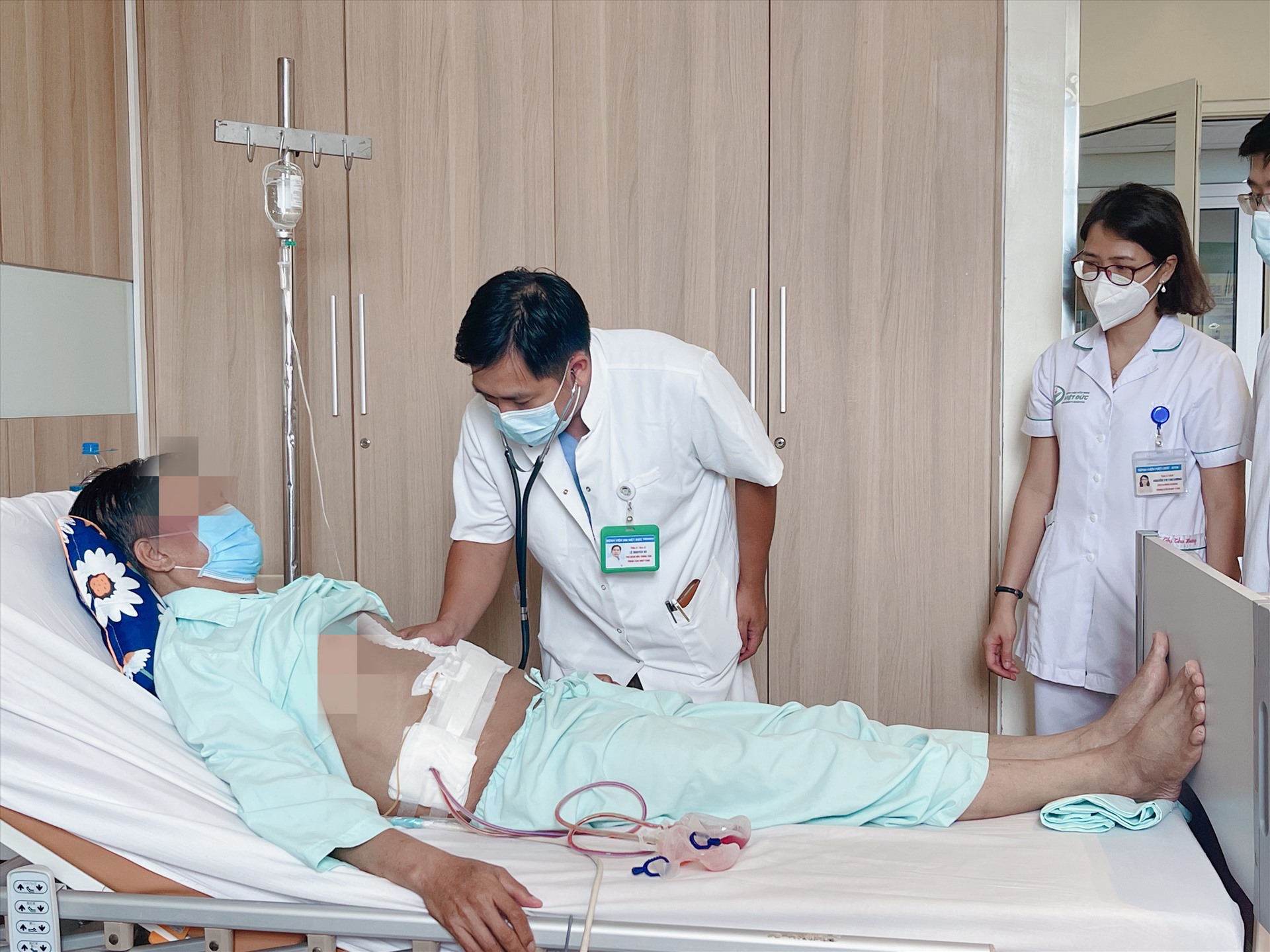 TS.BS Lê Nguyên Vũ – Phó Giám đốc Trung tâm Ghép tạng, Bệnh viện Hữu nghị Việt Đức đang thăm khám cho bệnh nhân ghép thận sau 12 ngày phẫu thuật. Ảnh: BVCC 