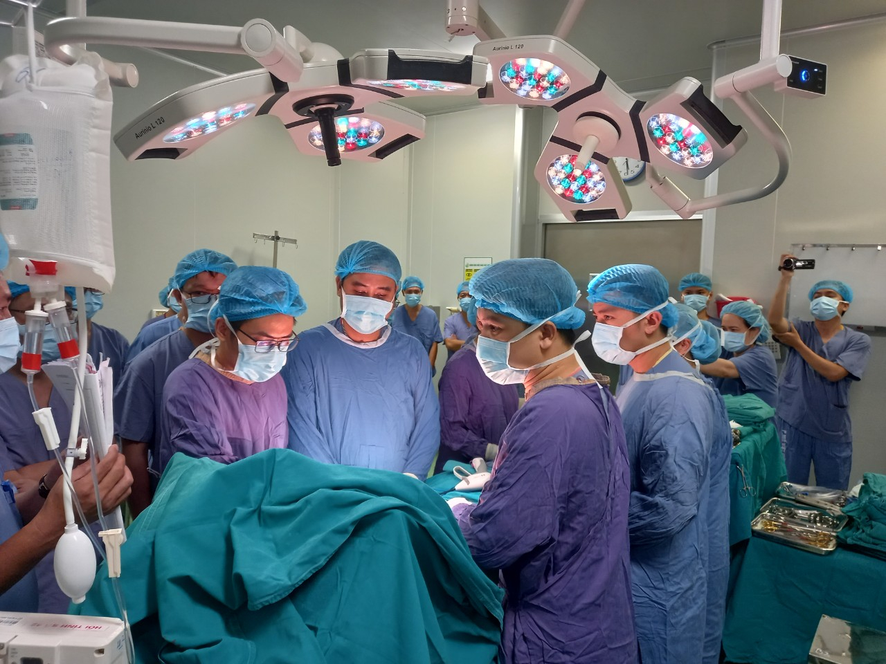 Các bác sĩ Bệnh viện Hữu nghị Việt Đức chuẩn bị lấy tạng hiến của bệnh nhân Th. Ảnh: BVCC