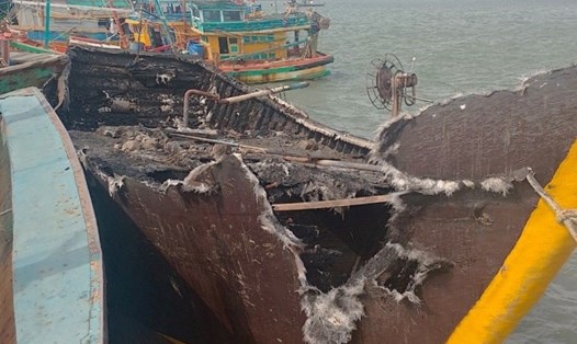 Tàu cá bị thiệt hại nặng sau vụ cháy. Ảnh: Công an