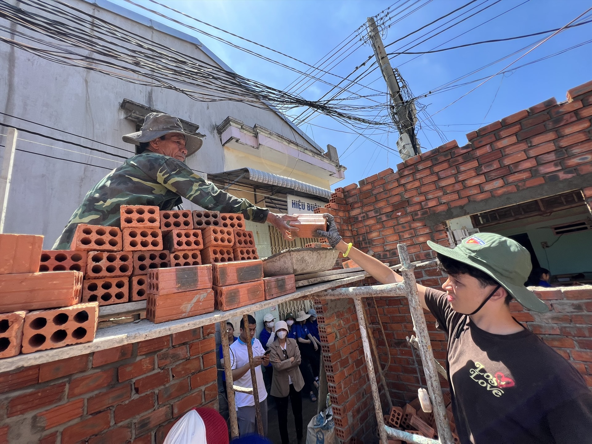 Đến hẹn lại lên, cứ vào dịp hè tháng 7-8, các học sinh Mỹ lại về Quảng Ngãi làm xây nhà cho các hộ dân khó khăn. Ảnh: Ngọc Viên