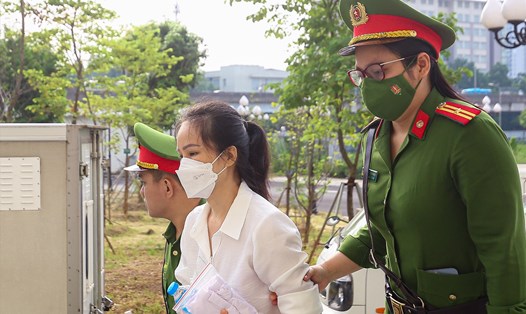 Cựu Cục trưởng Cục Lãnh sự - Nguyễn Thị Hương Lan (trái) bị dẫn giải vào phòng xử phiên toà vụ án chuyến bay giải cứu. Ảnh: Quang Việt
