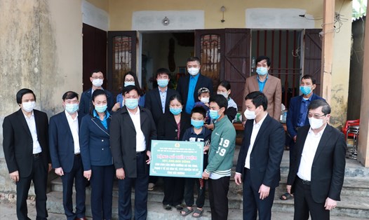 Công đoàn Y tế Việt Nam trao hỗ trợ hơn 400 triệu đồng tới gia đình đoàn viên Vũ Thị Tình bị tử vong khi đang đi chống dịch COVID-19. Ảnh: Xuân Bách