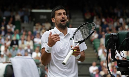 Novak Djokovic bị cảnh cáo trong trận đấu và bị phạt tiền vì hành vi đập vợt. Ảnh: Wimbledon
