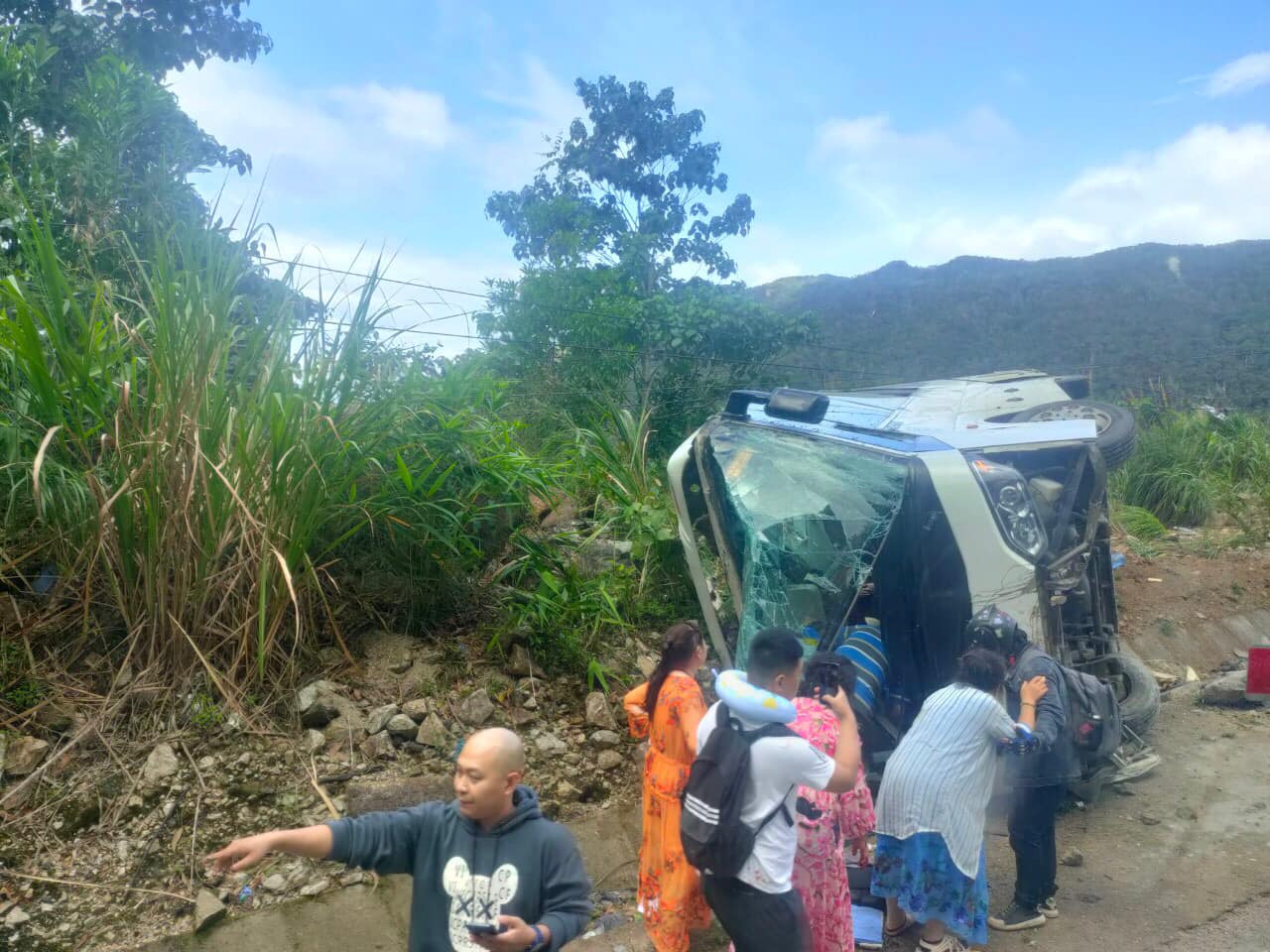 Chiếc xe khách chở nhóm người Trung Quốc di chuyển trên đèo Khánh Lê rồi mất lái, lật nghiêng trên đường. Ảnh: Thế Tài