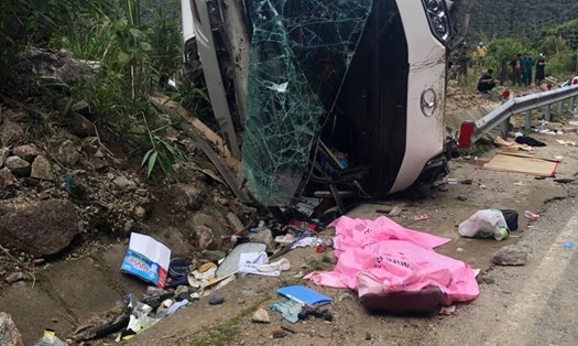 Chiếc xe khách chở đoàn khách người Trung Quốc bị lật trên đèo Khánh Lê. Ảnh: Hữu Long