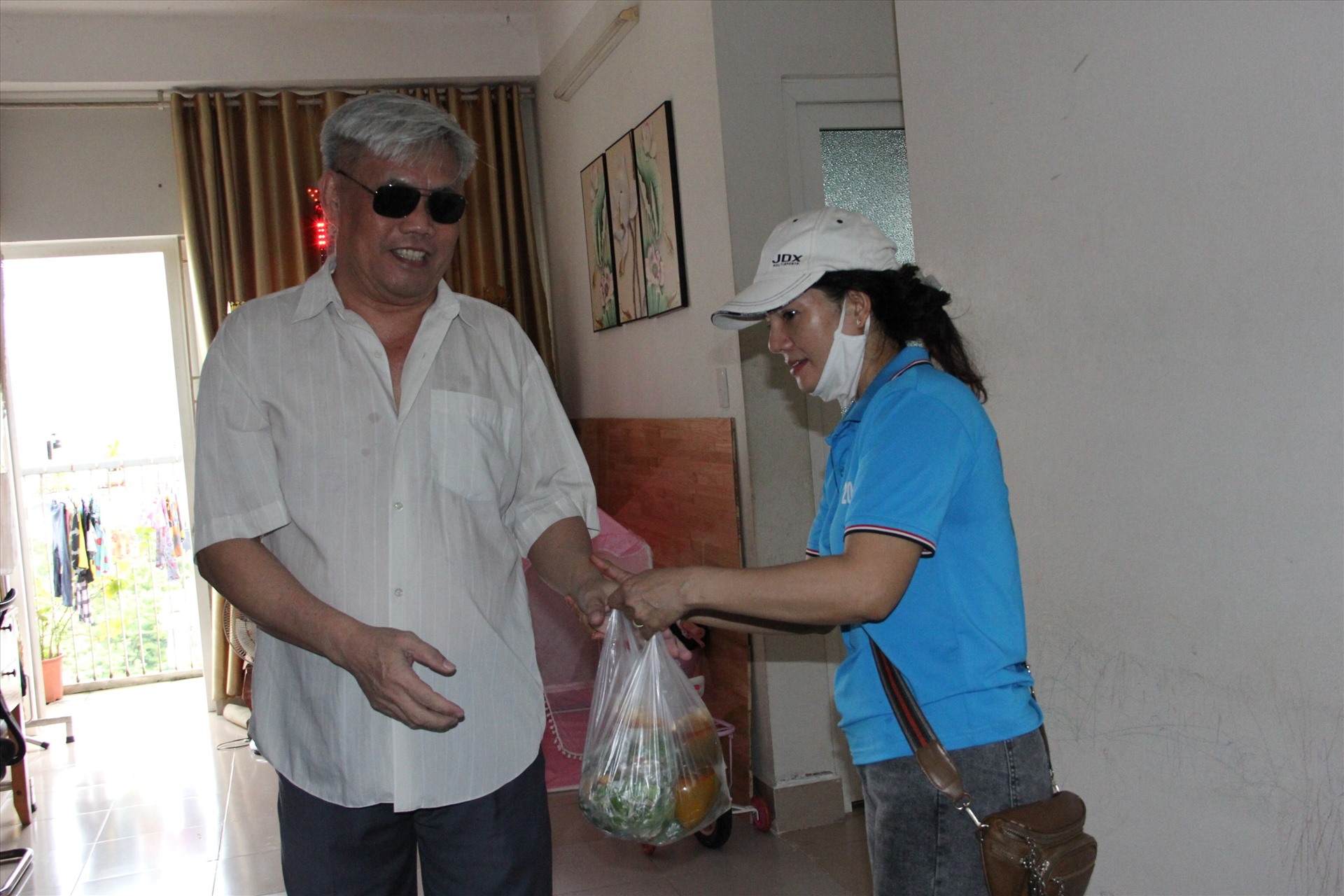 Những phần ăn ấm nóng được trao tặng người dân có hoàn cảnh khó khăn tại khu chung cư Phước Lý. Ảnh: Mai Hương