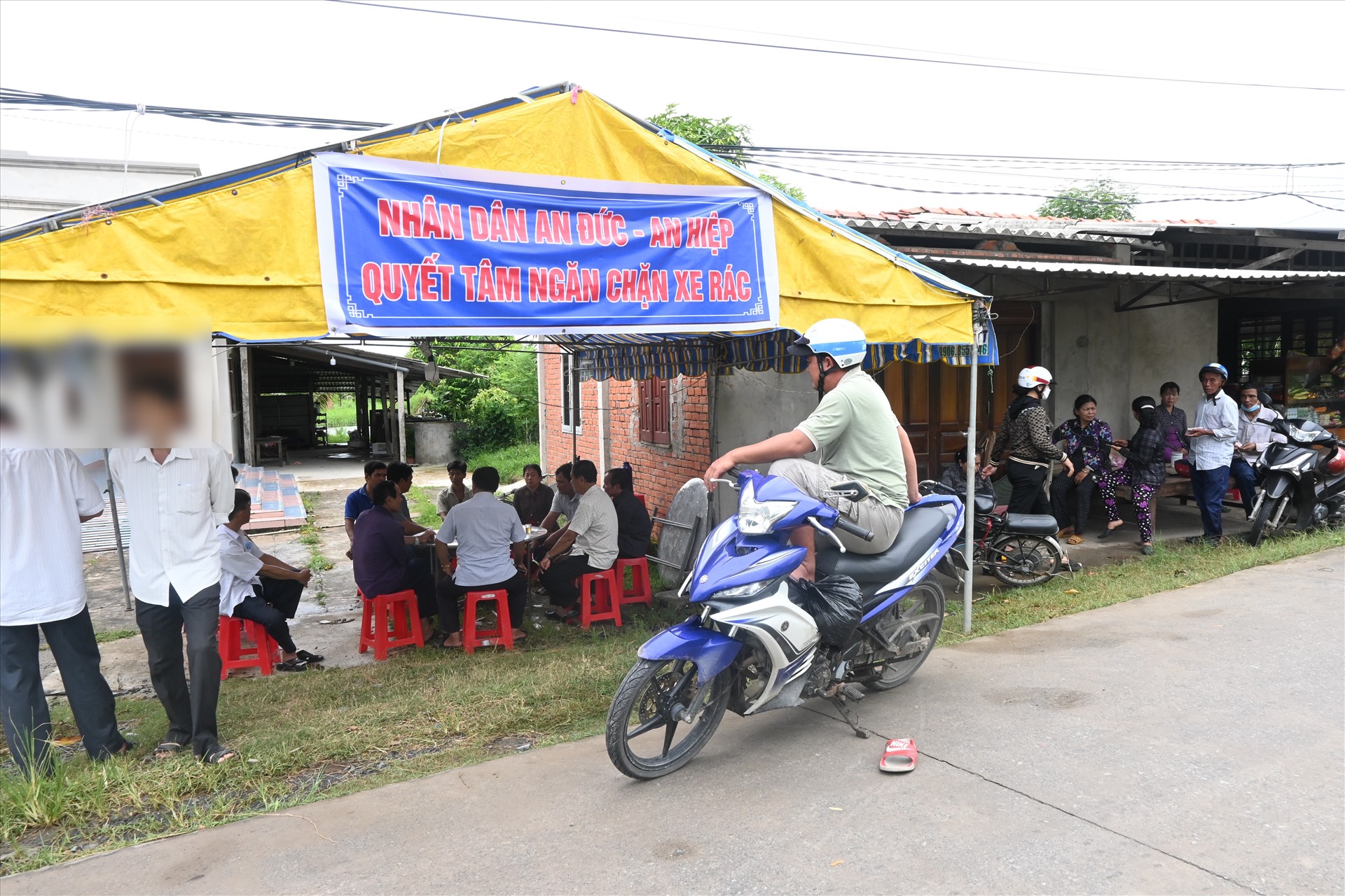 Nhiều người dân đã ngăn chặn không cho xe rác vào bãi rác An Hiệp (thuộc địa bàn huyện Ba Tri, tỉnh Bến Tre). Ảnh: Thành Nhân