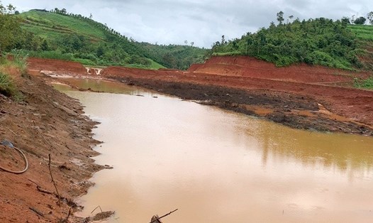 Hiện trường vụ vỡ hồ chứa nước do người dân tự đắp ở huyện Đắk Song. Ảnh: Bảo Lâm