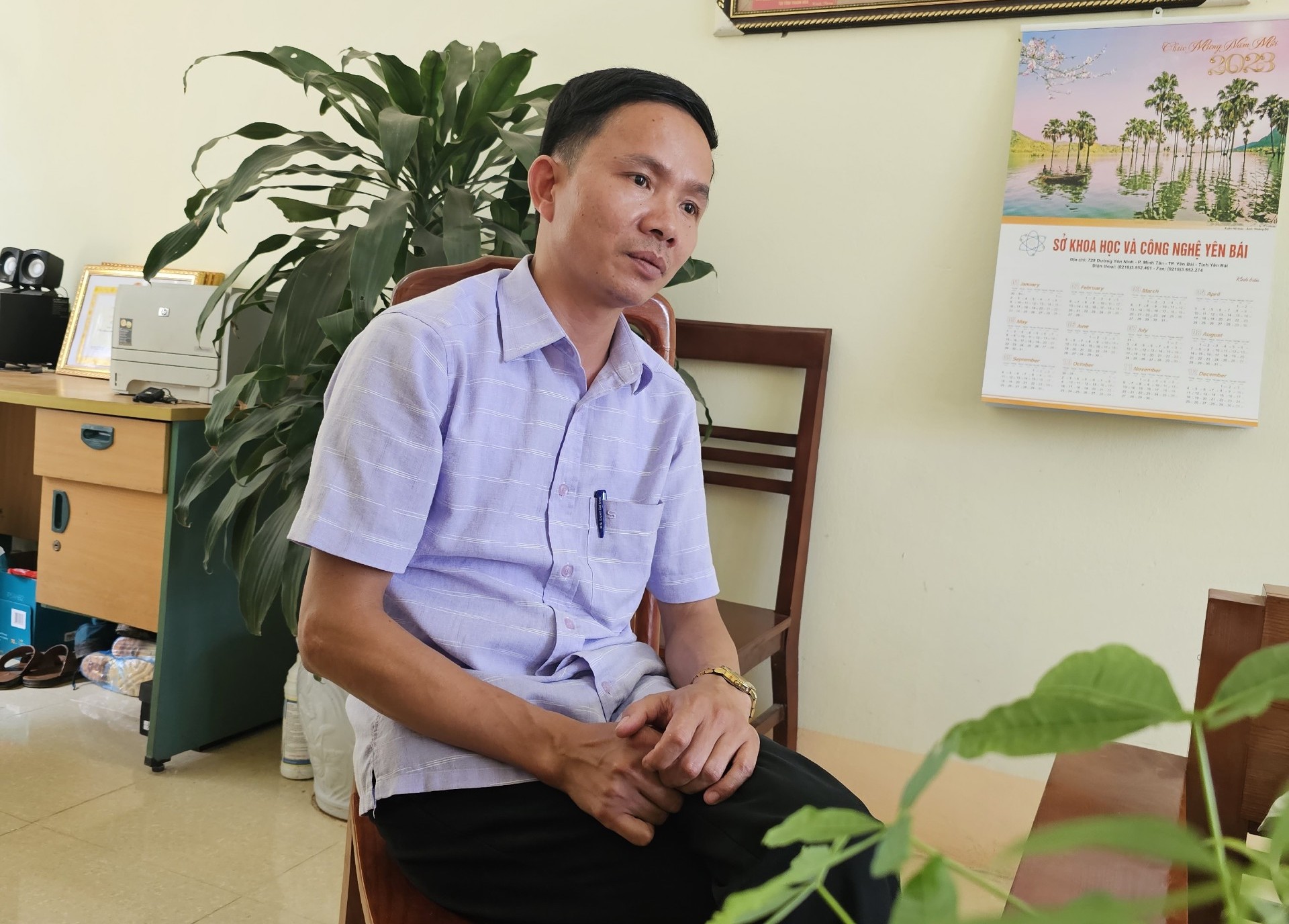 Ông Nguyễn Minh Tiến, Chủ tịch UBND xã Bảo Ái trong buổi làm việc với PV Báo Lao Động. Ảnh: Bảo Nguyên
