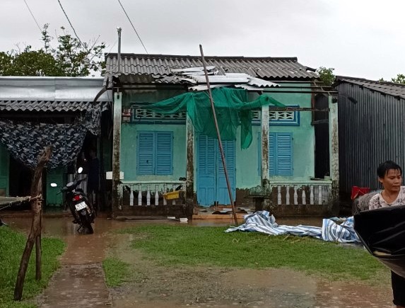 Hiện trường sau vụ lốc xoáy, nhà tốc mái tại xã Vĩnh Hậu, huyện Hòa Bình, tỉnh Bạc Liêu.Ảnh: Nhật Hồ