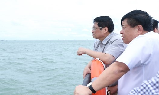 Thủ tướng Phạm Minh Chính khảo sát thực địa vị trí xây Cảng trung chuyển quốc tế Cần Giờ.   Ảnh: VGP/Nhật Bắc