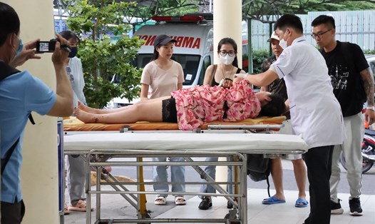 Bệnh viện Đa khoa tỉnh Khánh Hòa đang cấp cứu cho các nạn nhân bị tai nạn giao thông trên đèo Khánh Lê. Ảnh: Hữu Long