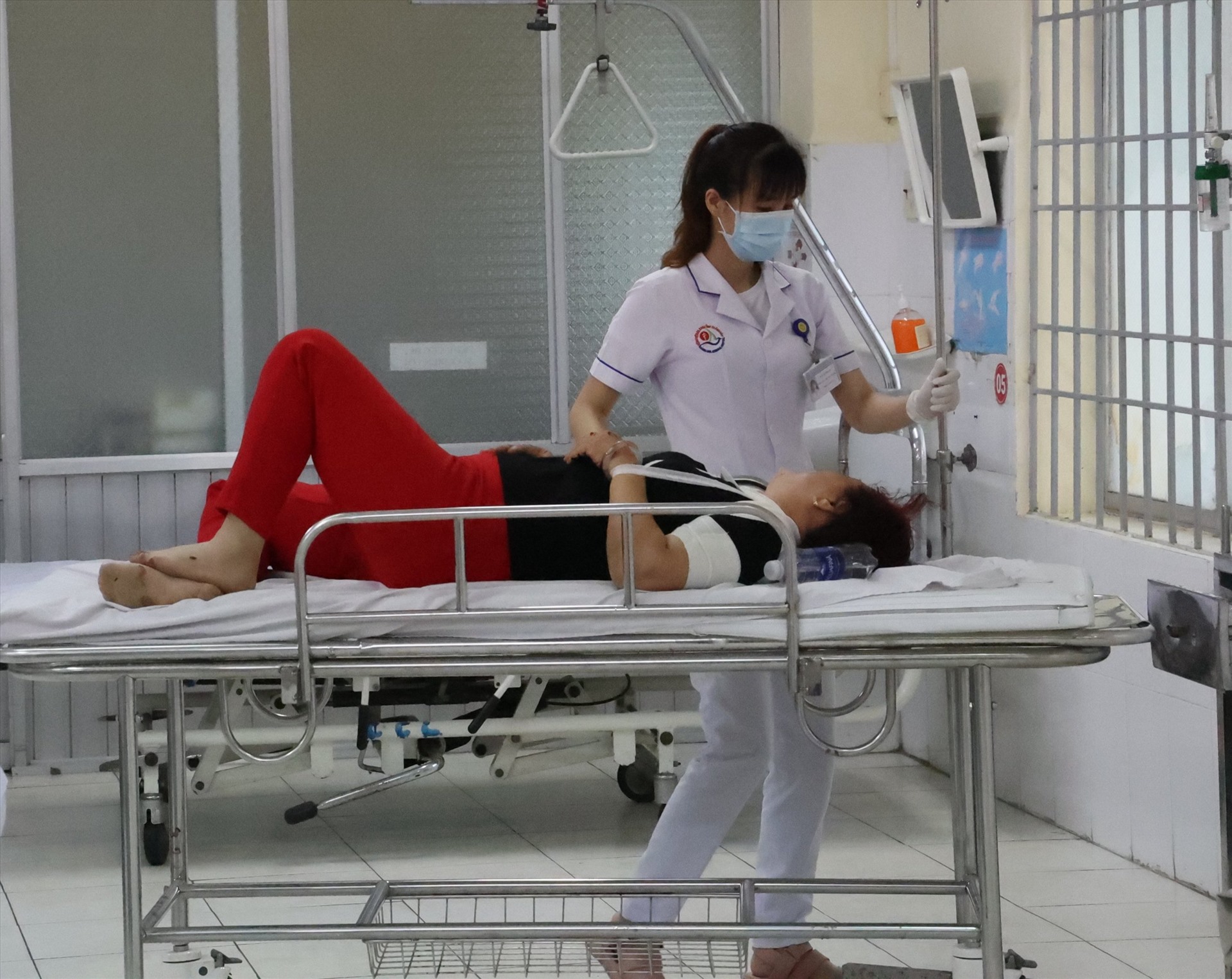 Có 9 người Trung Quốc được đưa đến Bệnh viện Đa khoa tỉnh Khánh Hòa để điều trị. Ảnh: Hữu Long