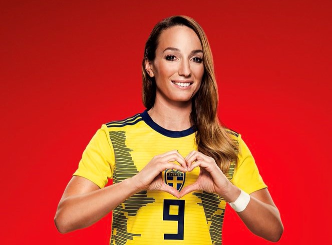 Kosovar Asllani (Thuỵ Điển): Nữ tiền vệ 33 tuổi này đang là đội phó của tuyển nữ Thuỵ Điển. Asllani là 1 trong những cầu thủ nữ đẹp nhất tại World Cup 2023. Đến nay, cô đã khoác áo tuyển quốc gia 170 lần, ghi 44 bàn thắng.