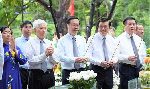 Chủ tịch nước Võ Văn Thưởng dâng hương tưởng nhớ các anh hùng liệt sĩ tại huyện Côn Đảo. Ảnh: Khánh Lâm