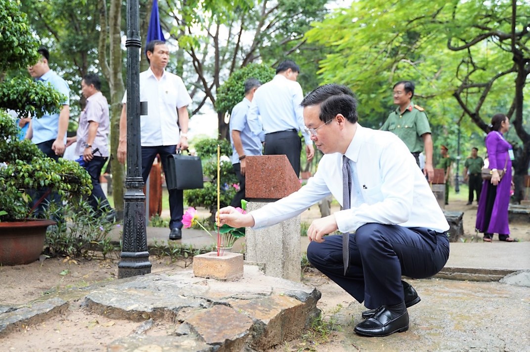 Chủ tịch nước dâng hương tại một phần mộ liệt sĩ tại nghĩa trang Hàng Dương. Ảnh: Khánh Lâm