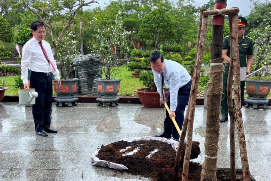 Chủ tịch nước trồng cây lưu niệm tại nghĩa trang Hàng Dương. Ảnh: Ban tổ chức