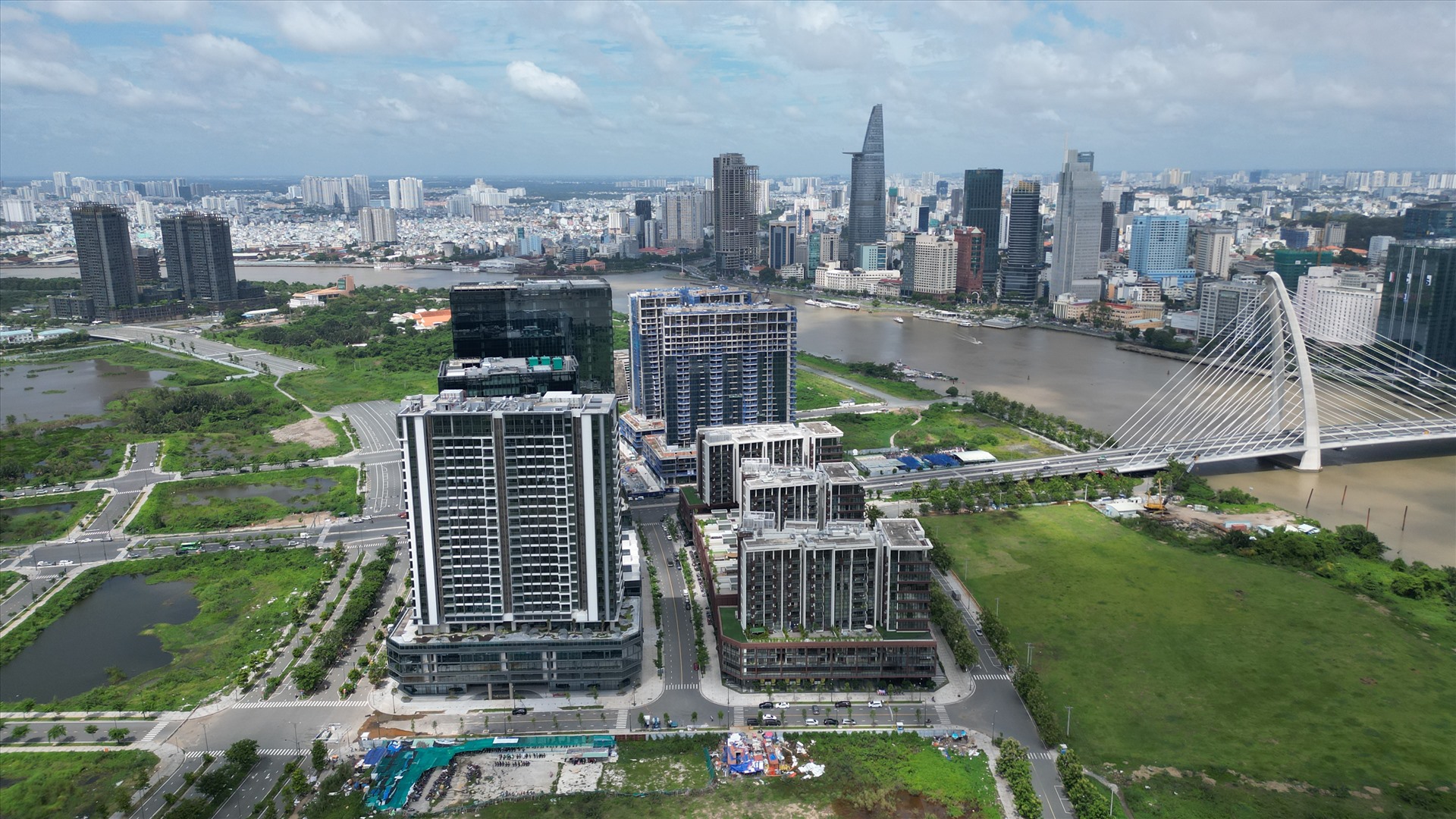 Cách đó không xa là khu phức hợp căn hộ - văn phòng - trung tâm thương mại The Metropole Thủ Thiêm được phát triển bởi Sơn Kim Land. Dự án nằm ngay dưới chân cầu Thủ Thiêm 2, nhờ đó có tính kết nối cao với khu vực trung tâm quận 1.