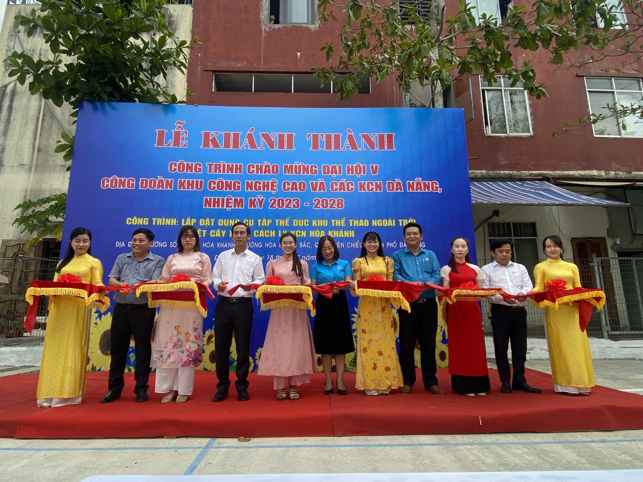 Cắt băng khánh thành Công trình lắp đặt dụng cụ, máy tập thể dục khu thể thao ngoài trời vệt cây xanh cách ly KCN Hòa Khánh. Ảnh: Văn Trực