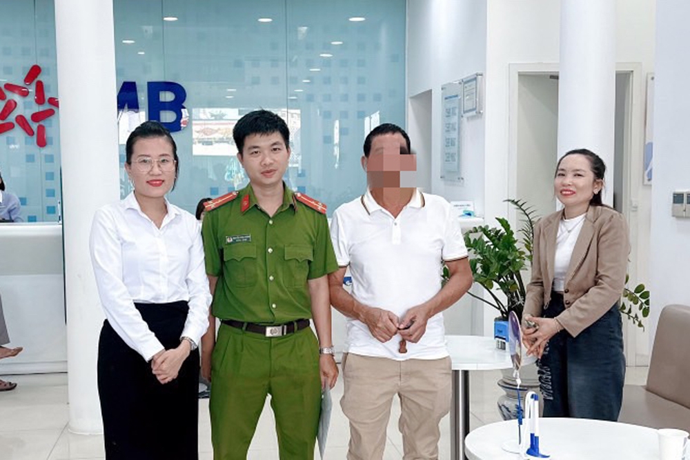 Anh C.V.V (thứ hai bên phải) đến Ngân hàng TMCP Quân đội nhận lại tiền. Ảnh: Công an huyện Bình Sơn