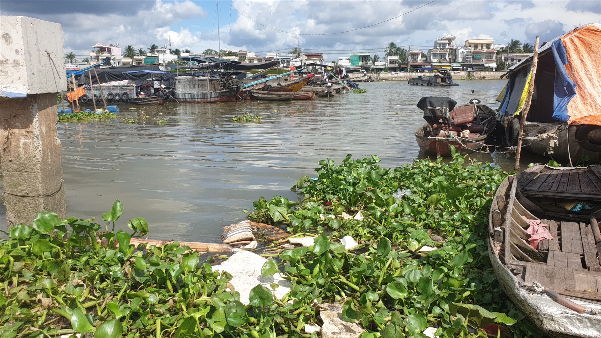 Chợ nổi Cái Răng ô nhiễm (quận Cái Răng, TP Cần Thơ). Ảnh: Tạ Quang