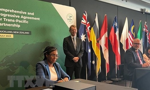 Bộ trưởng Kinh doanh và Thương mại Anh Kemi Badenoch ký nghị định thư tham gia Hiệp định Đối tác Toàn diện và Tiến bộ xuyên Thái Bình Dương (CPTPP) tại cuộc họp ở Auckland, New Zealand ngày 16.7.2023. Ảnh: TTXVN