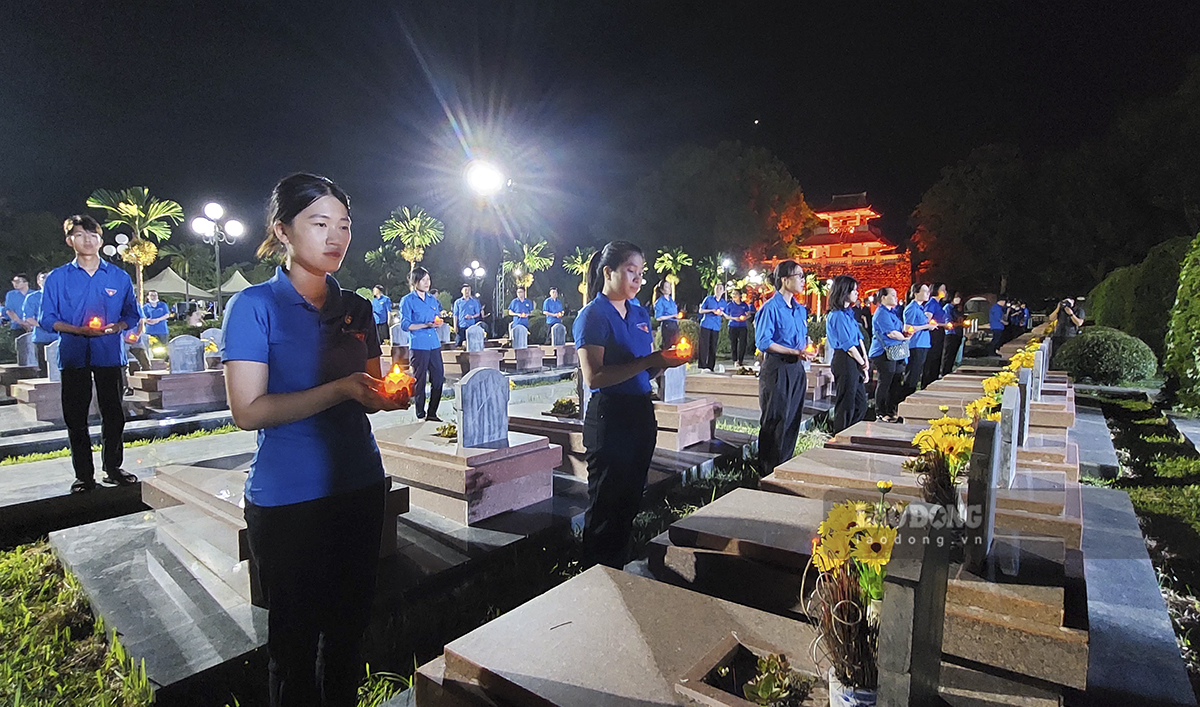 Tại Nghĩa trang Hàng Dương sẽ có cuộc gặp gỡ những cựu tù Côn Đảo sau ngày giải phóng tình nguyện ở lại với những đồng chí, đồng đội đã nằm lại với cát biển.