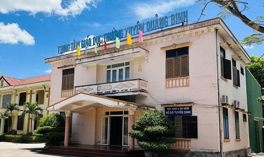 Lãnh đạo Trung tâm Giáo dục thường xuyên tỉnh Quảng Bình nêu rõ việc đảm bảo quyền lợi cho học viên, không thể để học viên là người chịu hậu quả. Ảnh: Lê Phi Long