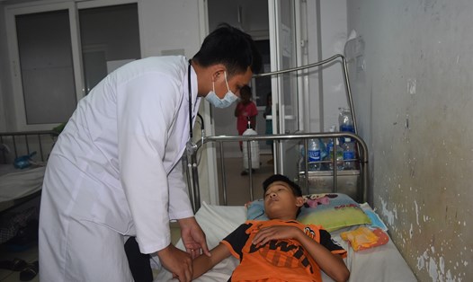 Bác sĩ thăm khám cho bệnh nhân bị sốt xuất huyết ở Đắk Lắk. Ảnh: Thùy Dung