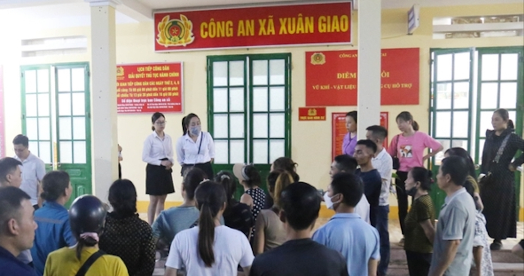 Người dân tập trung tại UBND xã Xuân Giao (huyện Bảo Thắng, Lào Cai) yêu cầu làm rõ việc nhân viên ngân hàng tự ý lấy thông tin mở tài khoản đêm 12.7. Ảnh: NDCC
