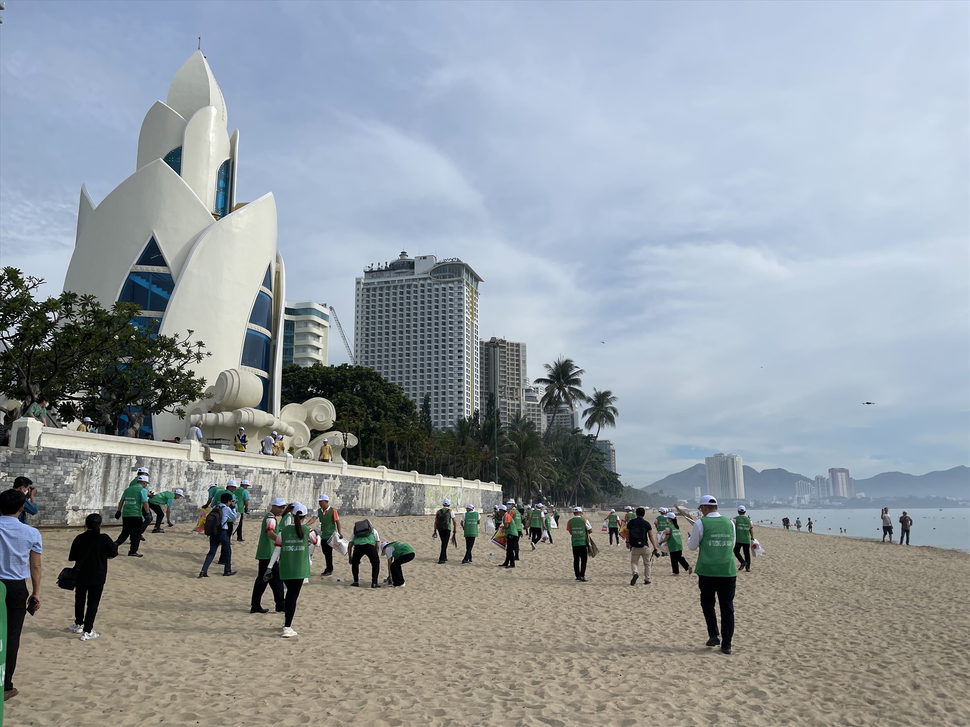 Nhiều sinh viên tham gia nhặt rác dọc bãi biển Nha Trang. Ảnh: Hữu Long