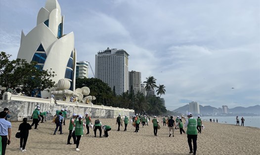 Nhiều sinh viên tham gia nhặt rác dọc bãi biển Nha Trang. Ảnh: Hữu Long