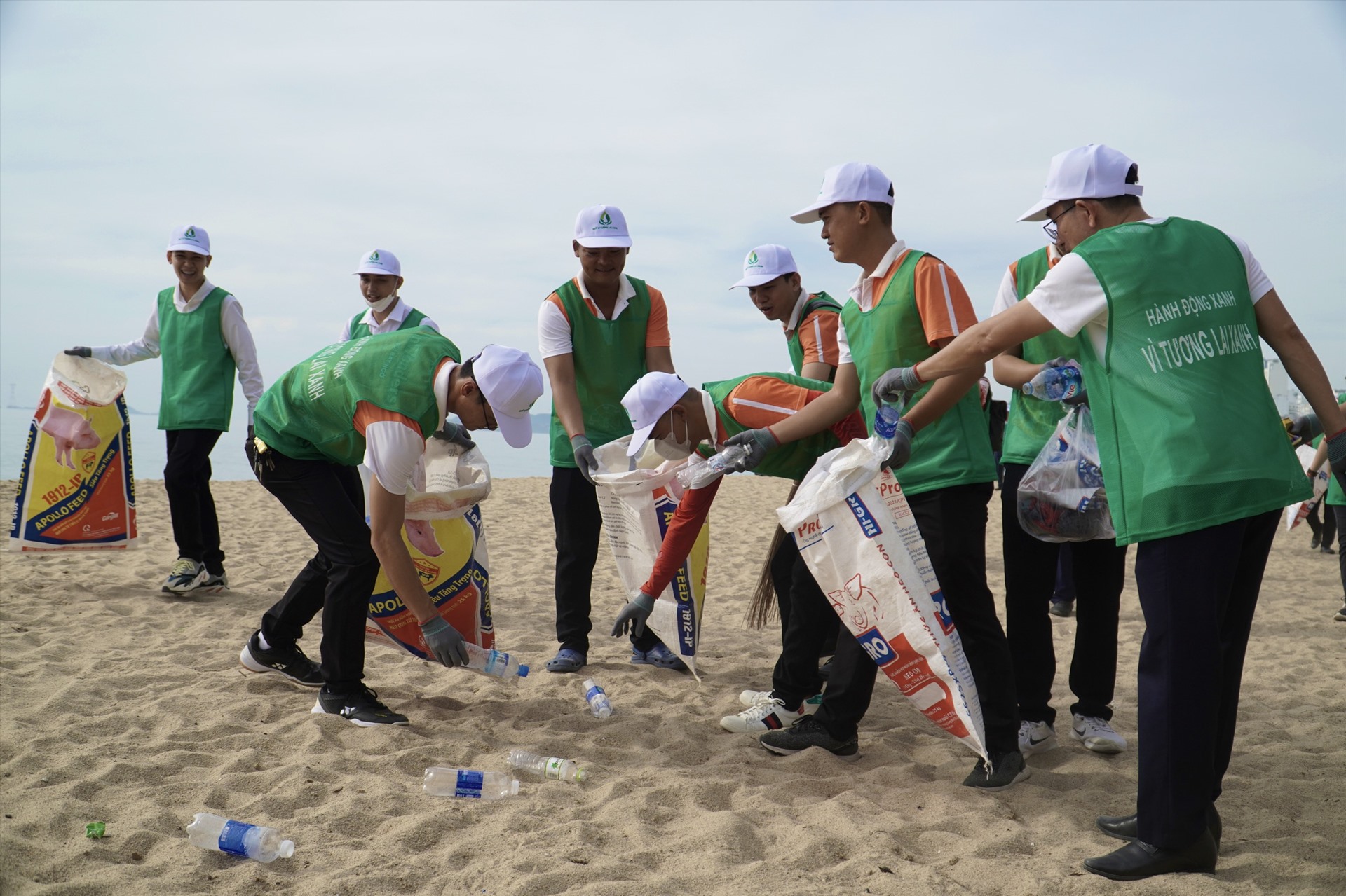 Chỉ trong thời gian ngắn, dọc bãi biển Nha Trang đã sạch rác. Ảnh: Hữu Long