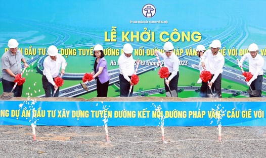 Lãnh đạo TP Hà Nội khởi công đường kết nối cao tốc Pháp Vân - Cầu Giẽ với Vành đai 3. Ảnh: Anh Huy