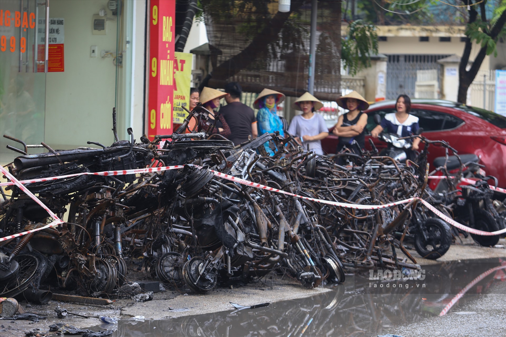 Một lượng lớn xe đạp, xe máy điện cháy trơ khung được lực lượng chức năng  đưa ra ngoài. 