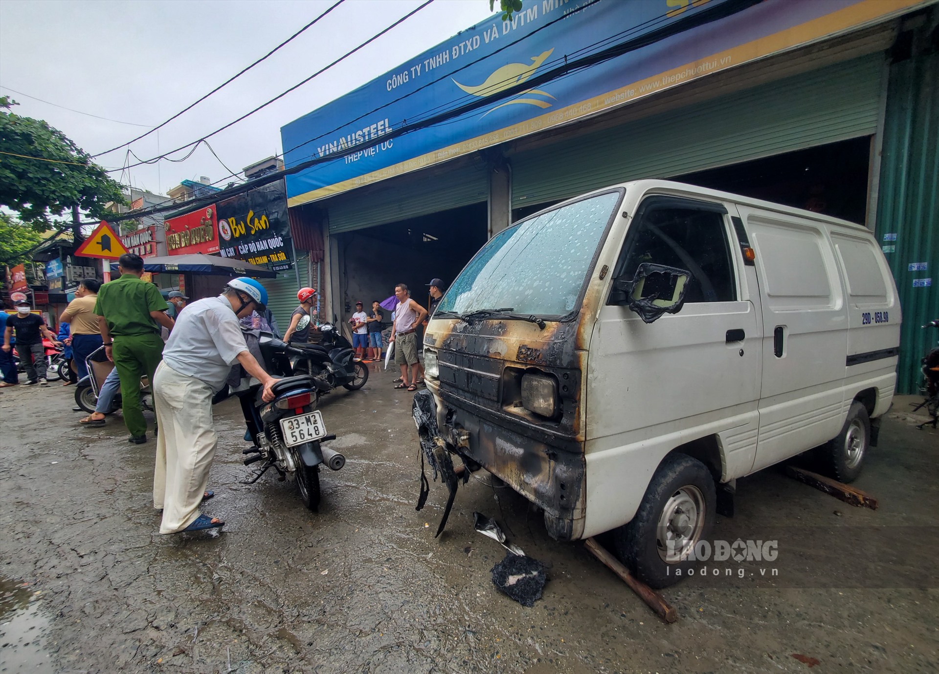 Một chiếc xe để bên ngoài căn nhà bị cháy phần đầu.