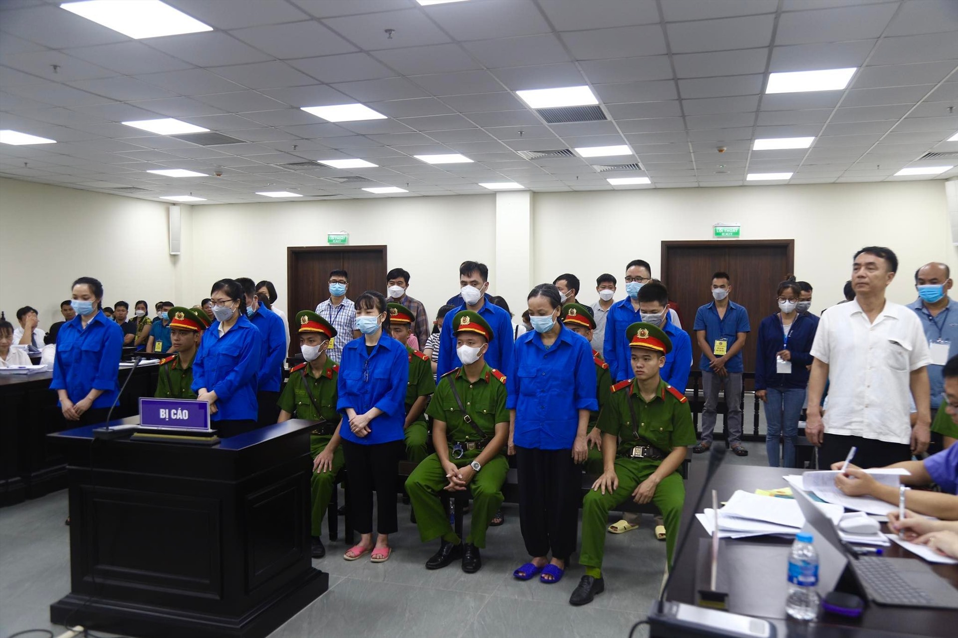 Theo hồ sơ vụ án, tổng số nhóm bị cáo Thuận đã sản xuất 9,6 triệu quyển sách giả. Ảnh: Quang Việt