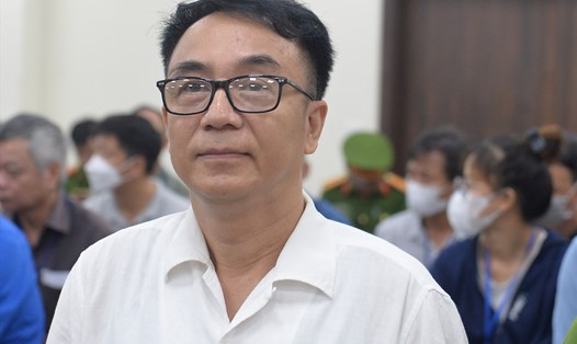 Cựu Cục phó Cục Quản lý thị trường Hà Nội Trần Hùng hầu toà với cáo buộc "Nhận hối lộ". Ảnh: Quang Việt